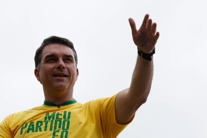 Só por ter em seu programa o fim da Reeleição, Flávio Bolsonaro merece o seu voto